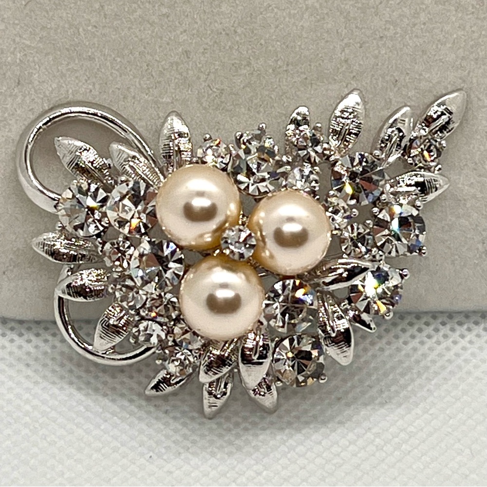 Vintage Sparkle‎ Bridal Wedding Pearls Cluster Rhinestone White Brooch Pin
